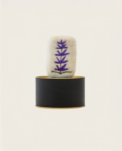 Sapone artigianale all'olio extra vergine d'oliva rivestita in vello di lana di pecora Sapone artigianale all'olio extra vergine d'oliva rivestita in vello di lana di pecora